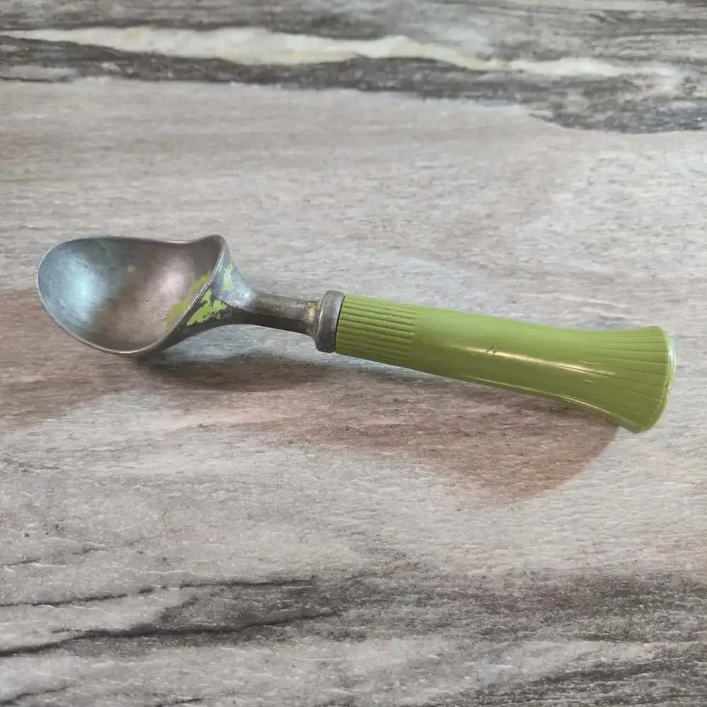 Vintage Green Handle Aluminum Scoop USA – Mid-Century Kitchen Utensil – Small